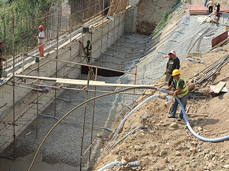 四川瀘定至石棉高速公路再添一臺80B全自動泡沫輕質(zhì)土設備